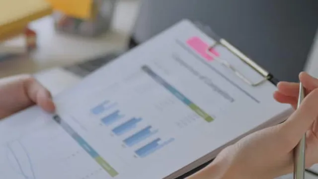 Empresaria revisando sus KPIs para cadena de suministro.