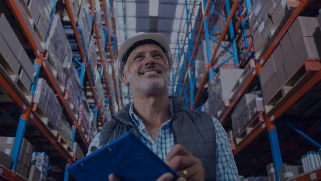 Trabajador de almacen haciendo gestión de inventarios de forma manual