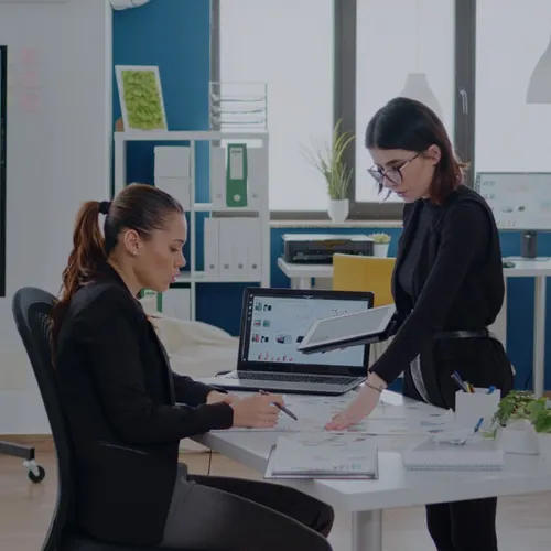 Two executives are discussing how to reduce losses in the supply chain. Two executives are discussing how to reduce losses in the supply chain.