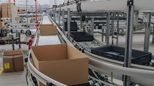 Almacén automatizado con cintas transportadoras.