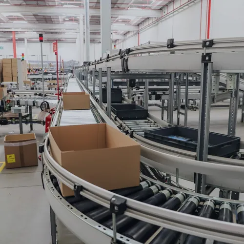 Almacén automatizado con cintas transportadoras. Almacén automatizado con cintas transportadoras.