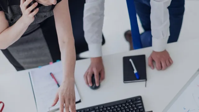 Directivos consultando el software de planificación para la cadena de suministro de su empresa.