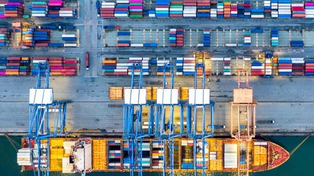 La logística inversa conlleva mayor complejidad operacional.