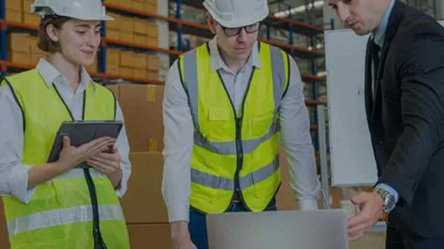 Directivos revisando la Optimización de Inventario Multinivel (MEIO) con un trabajador.