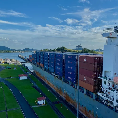 Barcos cruzando el Canal de Panamá en plena sequía. Barcos cruzando el Canal de Panamá en plena sequía.