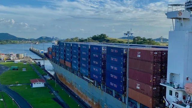Barcos cruzando el Canal de Panamá en plena sequía.
