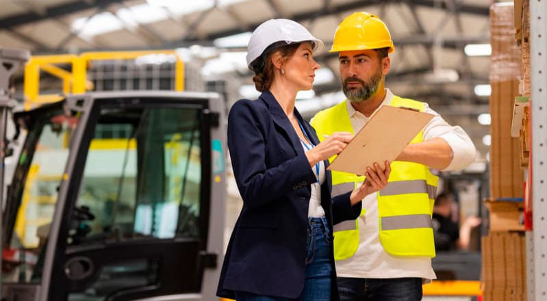 Empleados hablando sobre la logística inversa.