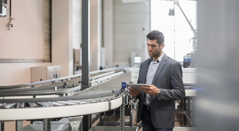 Jefe de producción estudiando el Plan Maestro de Producción (MPS) en una fábrica.