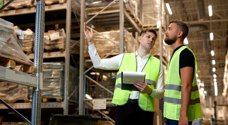 Trabajadores revisan la asignación de stocks.