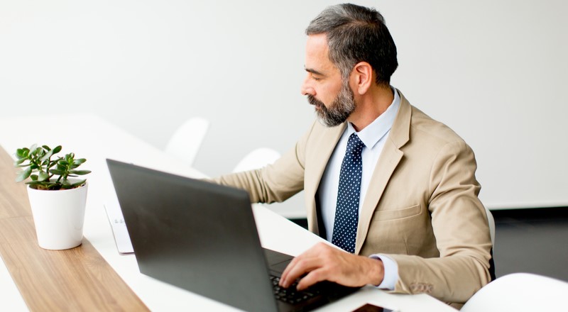 Empresario trabajando con ordenador.