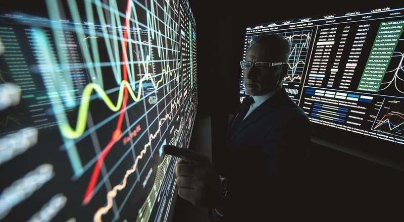 Directivo analizando la control tower de la cadena de suministro de su empresa.