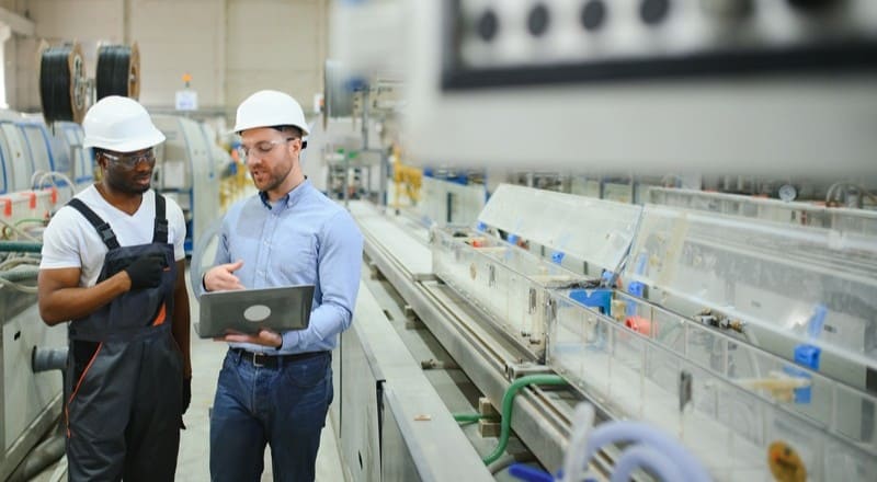 Gerente revisando la producción tras un pico en la demanda.