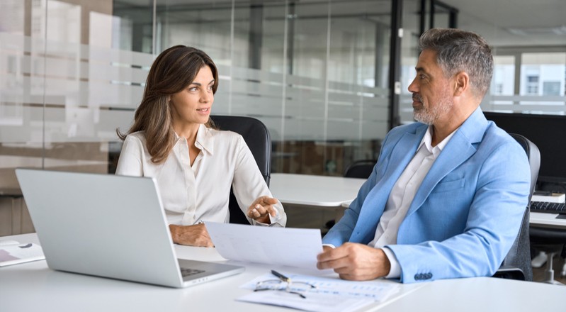 Empresarios analizando datos mediante demanda sin restricciones y demanda con restricciones.